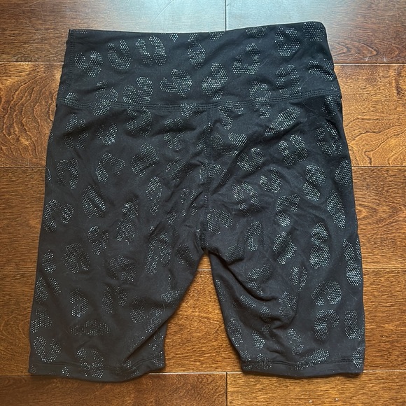 Black Glittery Cheetah Print Mid Length Stretchy Shorts Women’s Medium - Picture 2 of 11